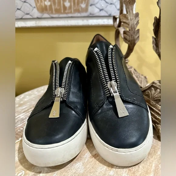 EUC 🌟🌟Frye “Lena” Low Zip Moto Sneakers Black Leather Size